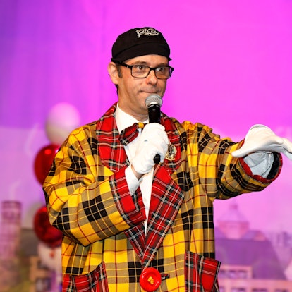 Marc Metzger steht bei einem Auftritt auf der Bühne.