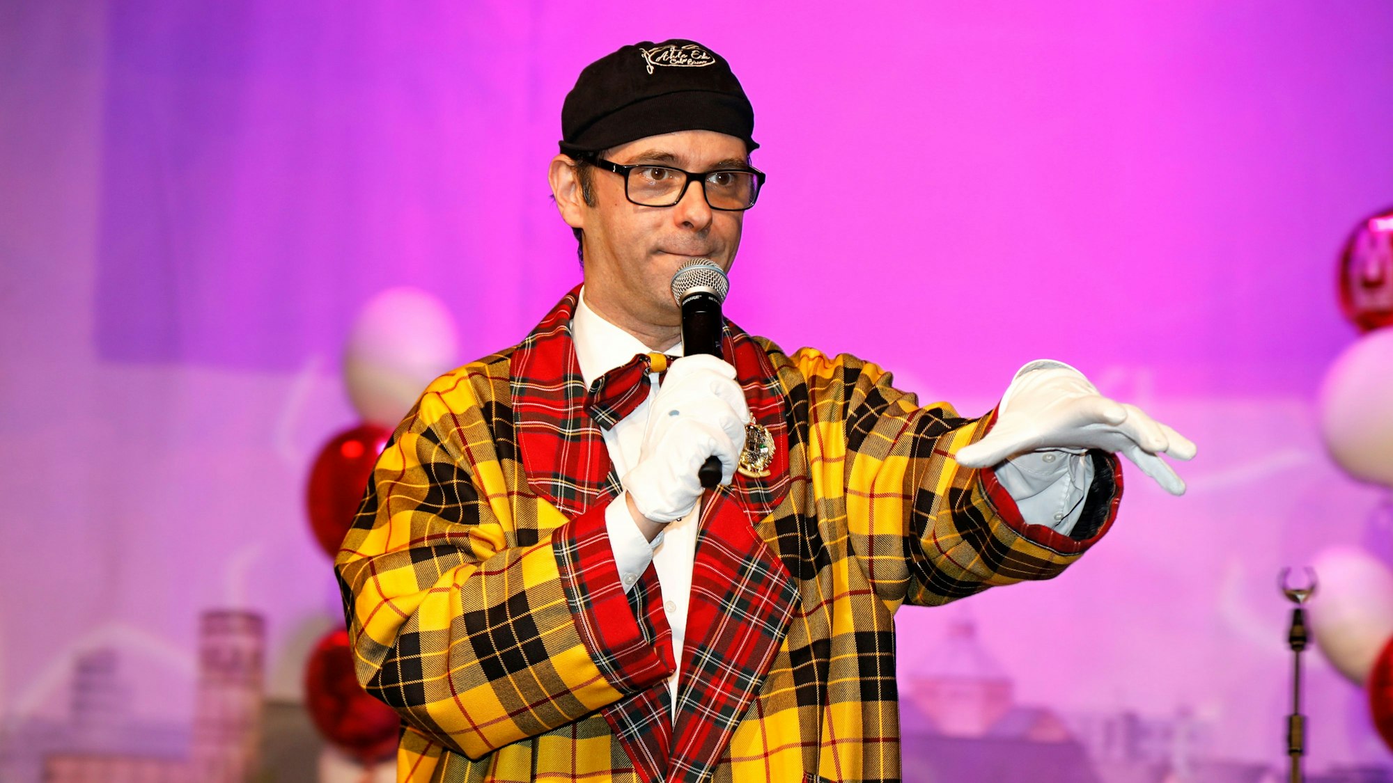 Marc Metzger steht bei einem Auftritt auf der Bühne.