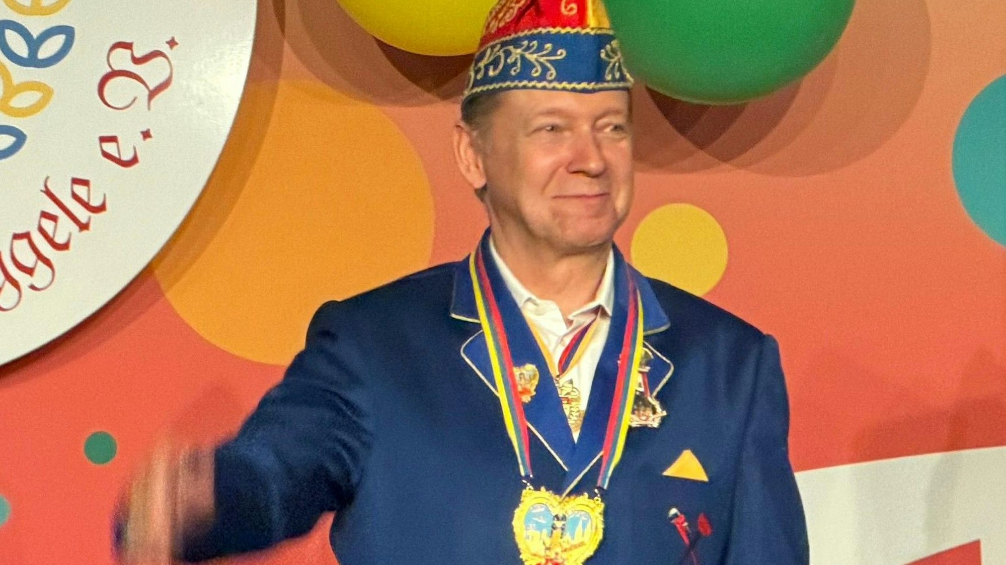 Michael Pohl leitet die Sitzung auf der Bühne.