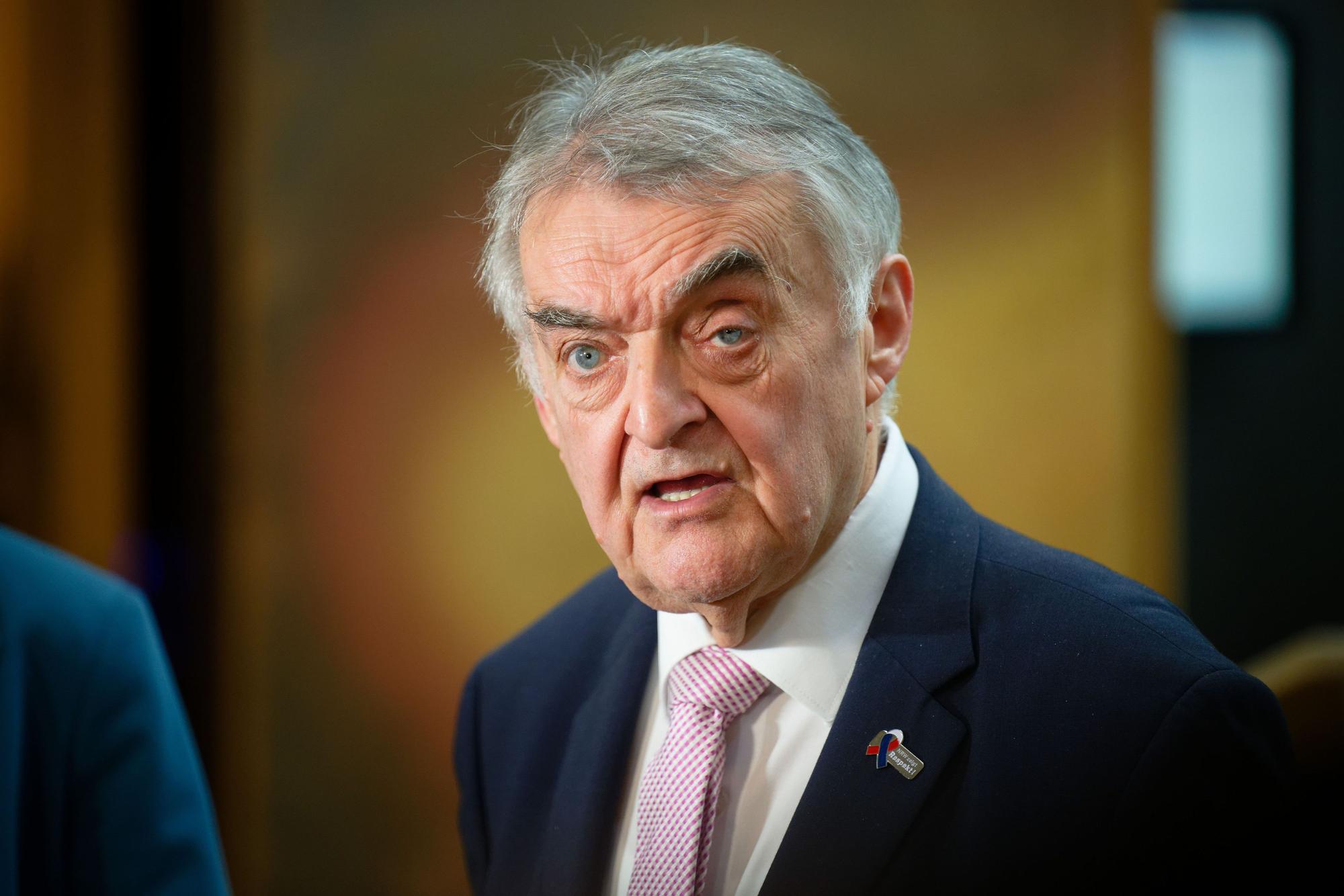 ARCHIV - 28.11.2025, Nordrhein-Westfalen, Düsseldorf: Herbert Reul (CDU), Innenminister des Landes Nordrhein-Westfalen, steht vor der Presse. (zu dpa: «Reul nach Millionen-Coup am Tatort») Foto: Henning Kaiser/dpa +++ dpa-Bildfunk +++