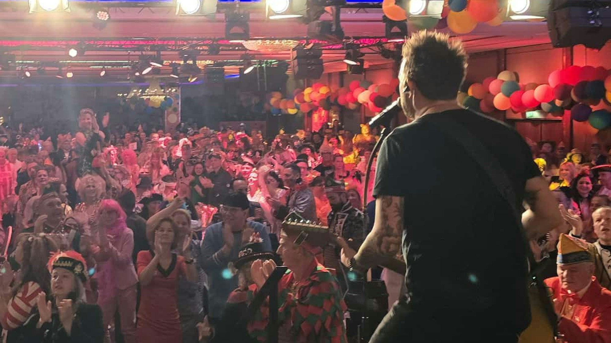 Die Paveier stehen beim Auftritt auf der Bühne.