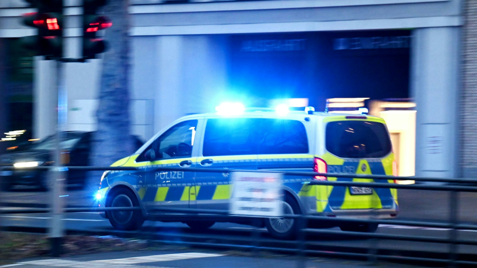 Ein Polizeifahrzeug fährt mit Blaulicht und hoher Geschwindigkeit auf der Cäcilienstraße.