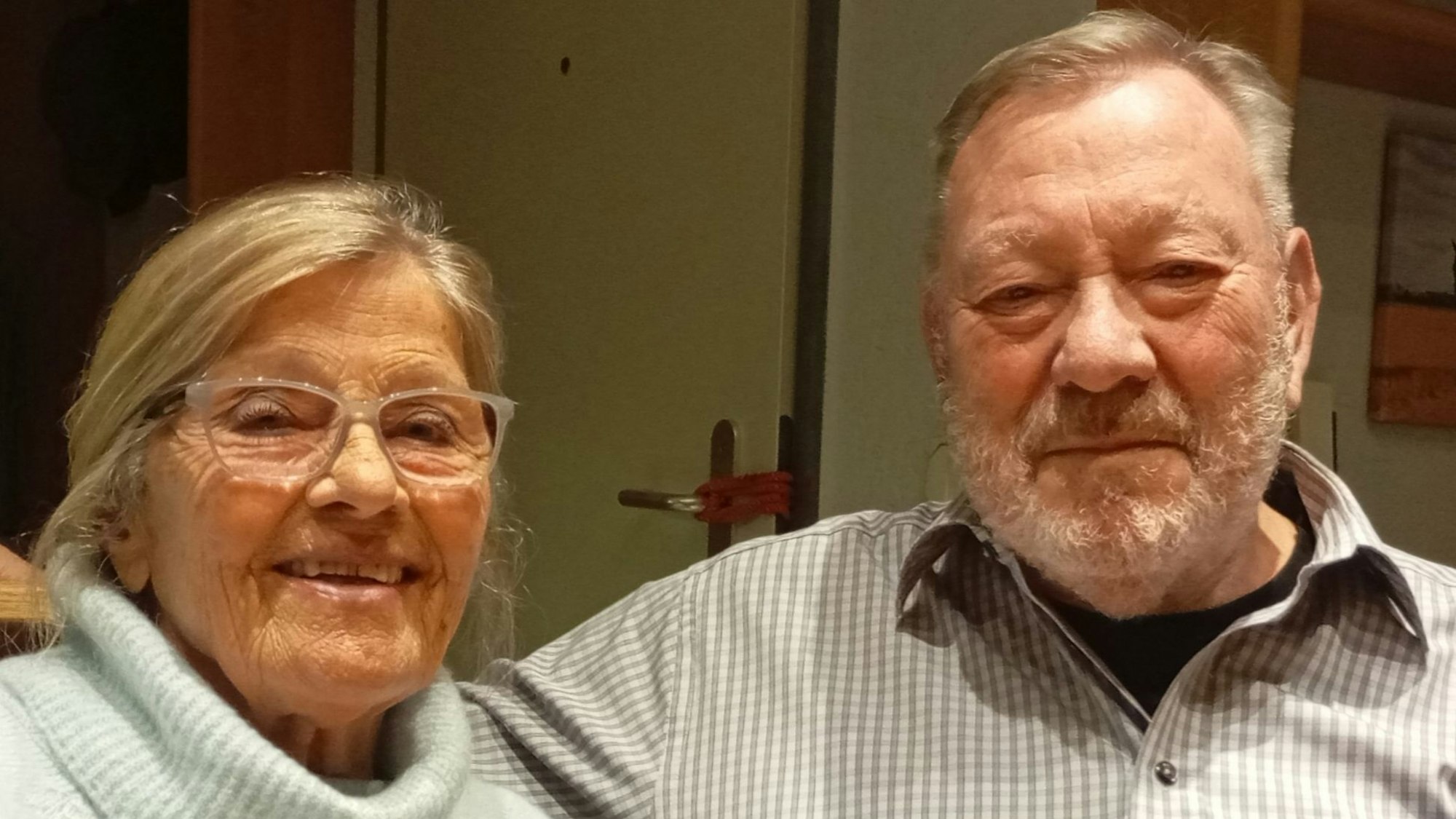 Das Foto zeigt ein älteres Ehepaar.