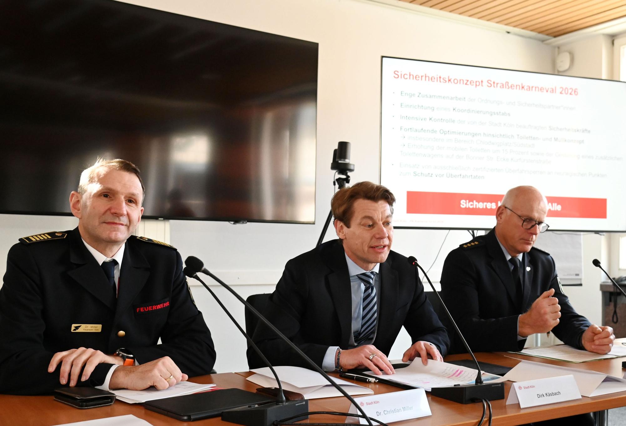Feuerwehrchef Christian Miller, Ordnungsamts-Chef Dirk Käsbach, und Martin Lotz, Direktionsleiter Gefahrenabwehr der Polizei Köln bei der Pressekonferenz (v.l.).