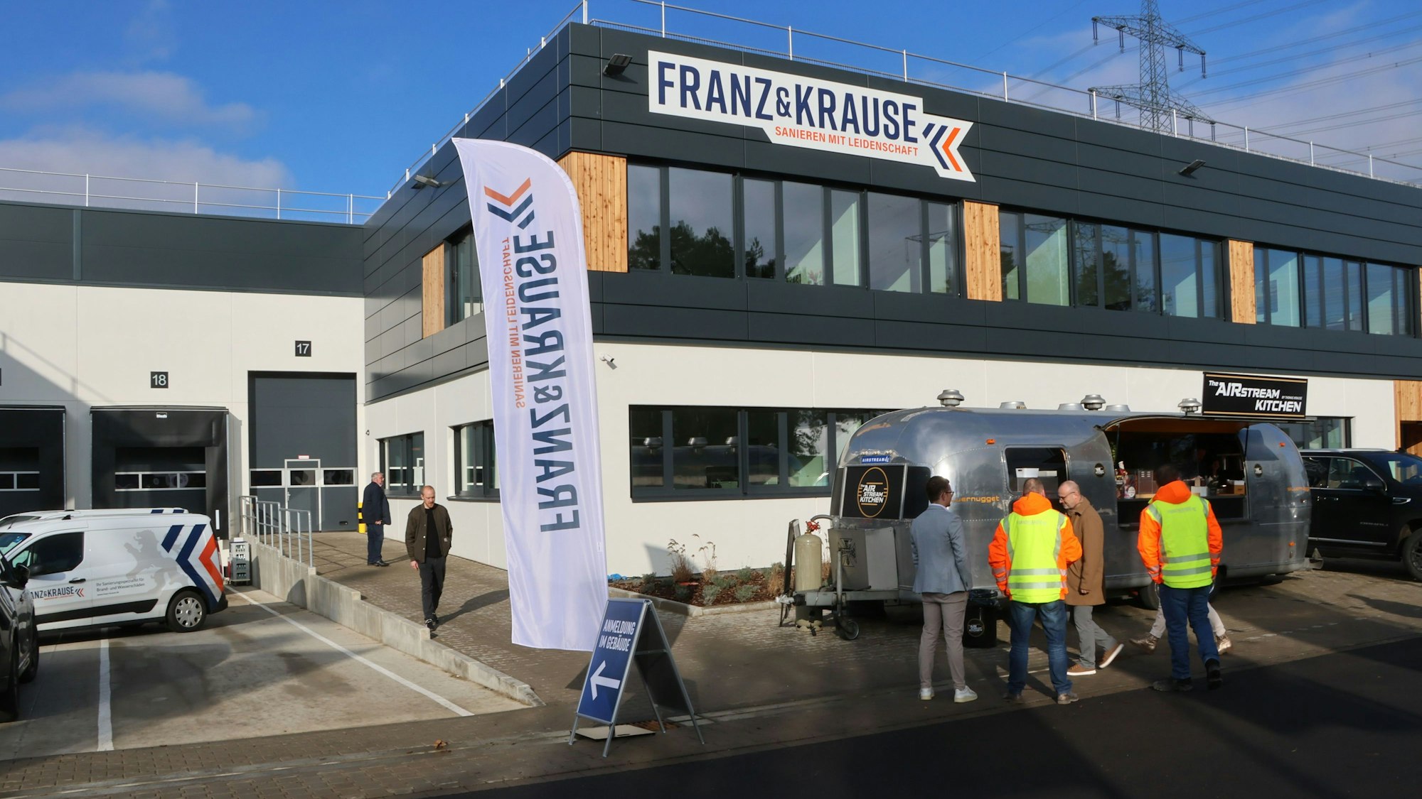 Auf dem Bild ist ein Firmengebäude zu sehen.