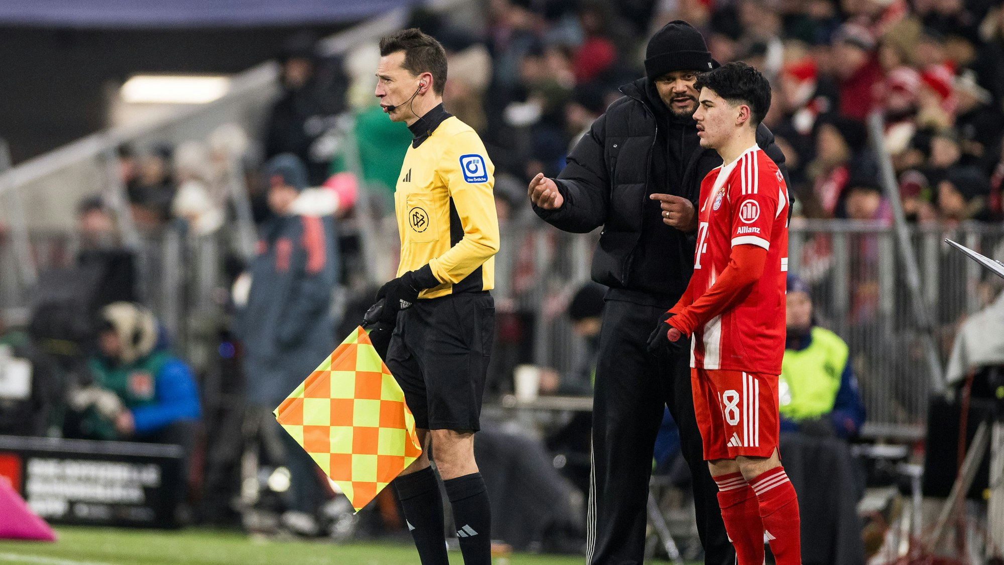 Vincent Kompany wechselt Felipe Chavez ein.