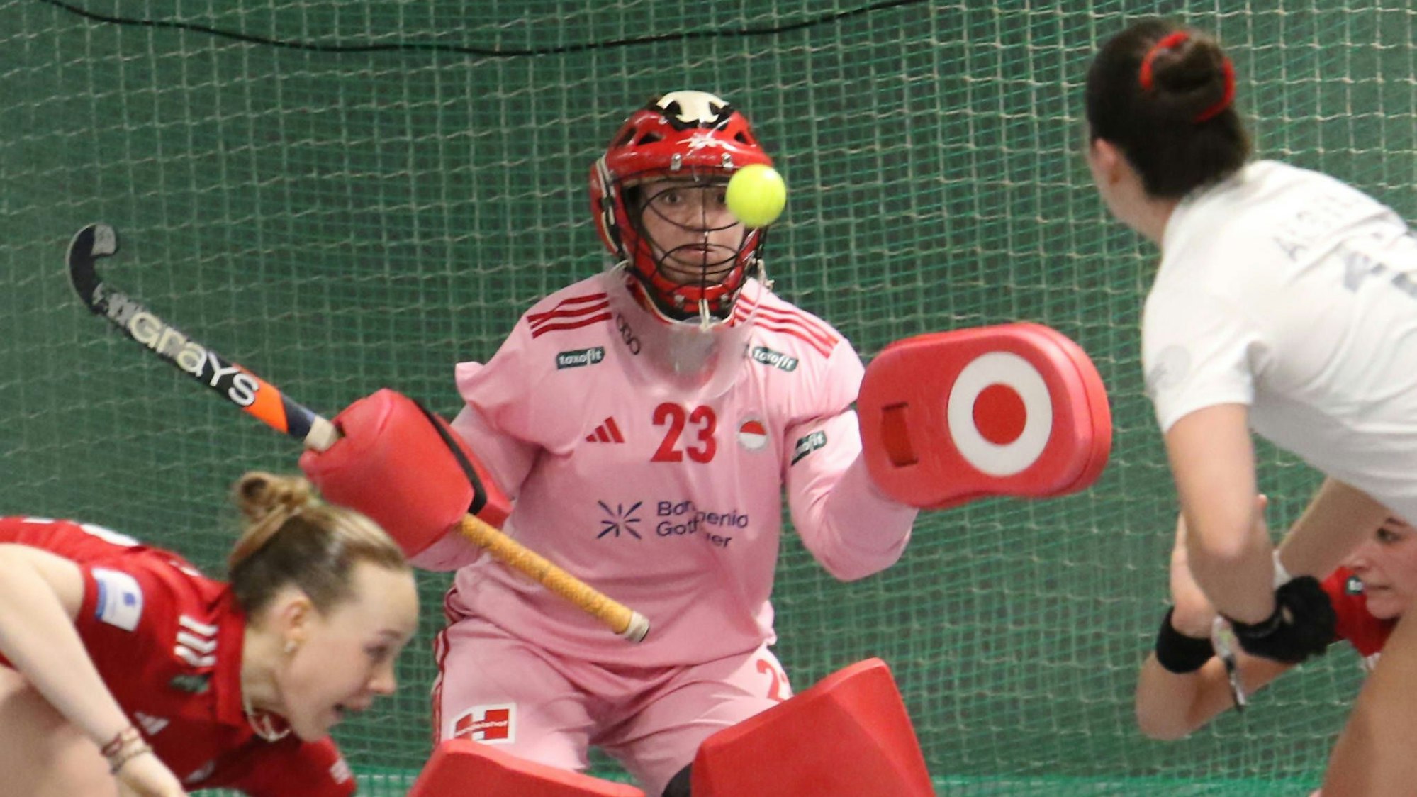 Hallenhockey-Bundesliga der Damen, Viertelfinale: Lisa Höllriegl, Torhüterin von Rot-Weiß Köln, bei der Abwehr des Balles. *** Womens Indoor Hockey Bundesliga, quarter-final Lisa Höllriegl, goalkeeper of Rot Weiß Köln, defending the ball
