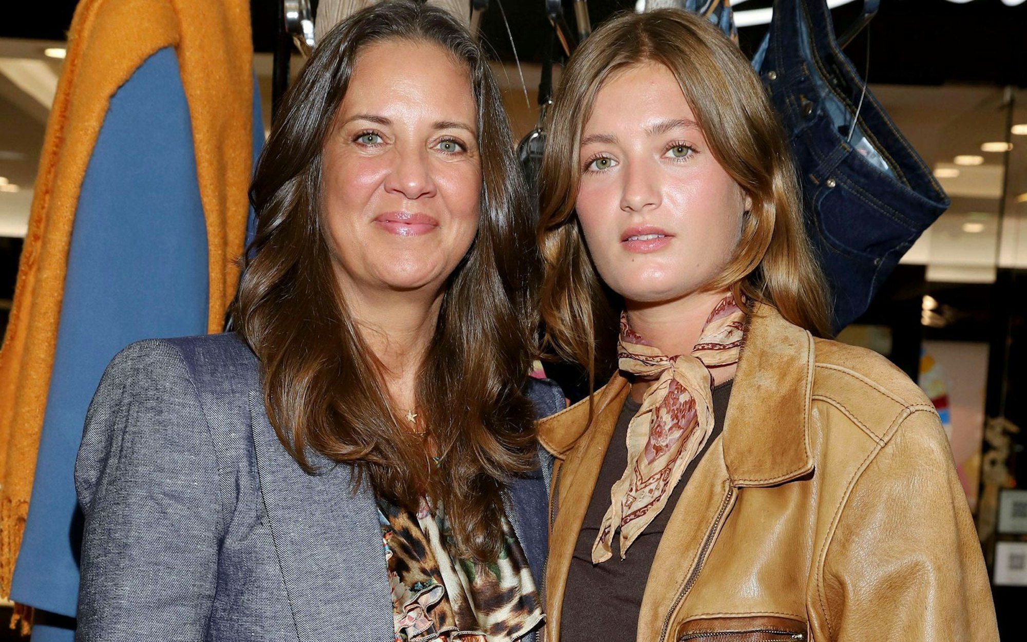 Falls es mit der Schauspielkarriere nicht klappt, hat Lilli Schweiger (rechts, mit Mutter Dana) noch einen Plan B. Sie wolle eine Tischlerlehre beginnen, erzählte sie im Januar 2020 der „Bild“. (Bild: IMAGO / Future Image)