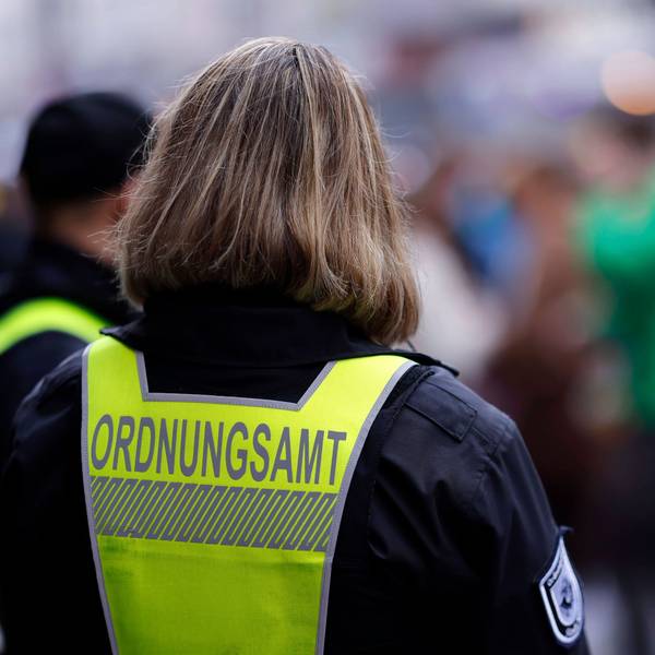 Mitarbeiter des Ordnungsamtes in Warnweste