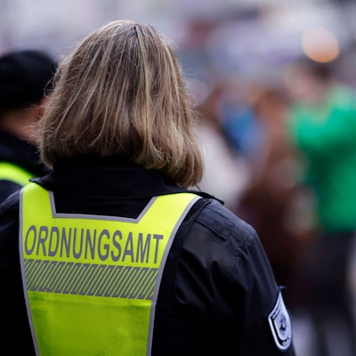 Mitarbeiter des Ordnungsamtes in Warnweste