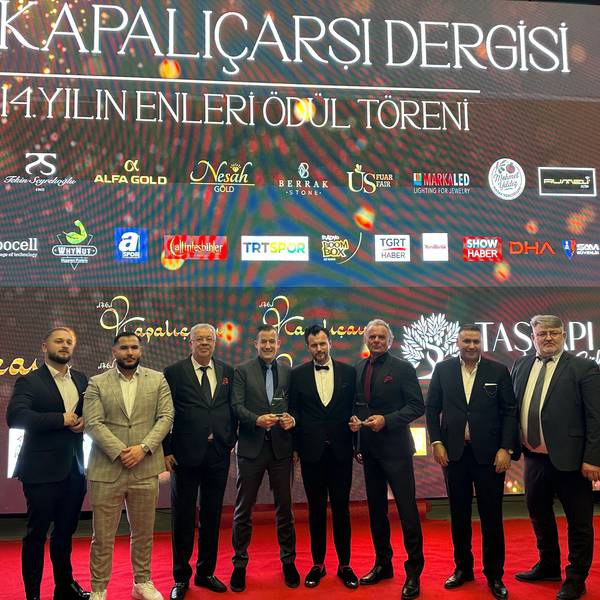 Das Bild zeigt die Geehrten bei der Gala in der Türkei.