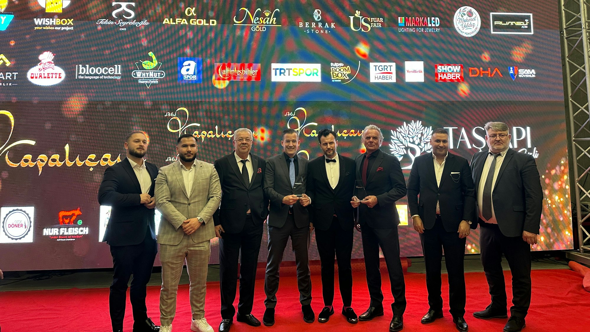 Das Bild zeigt die Geehrten bei der Gala in der Türkei.