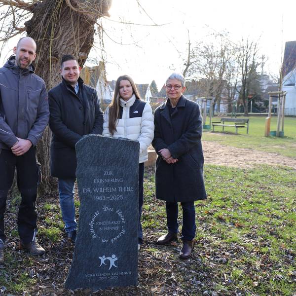 Max Heller (l.) stiftete den Stein, Mara Henschke war Patientin, ihr Vater Martin hatte die Idee, Dr. Ulrlike Thiele (r.) erinnerte an ihren verstorbenen Mann.