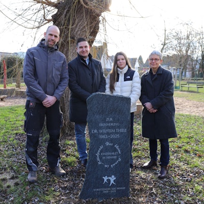 Max Heller (l.) stiftete den Stein, Mara Henschke war Patientin, ihr Vater Martin hatte die Idee, Dr. Ulrlike Thiele (r.) erinnerte an ihren verstorbenen Mann.