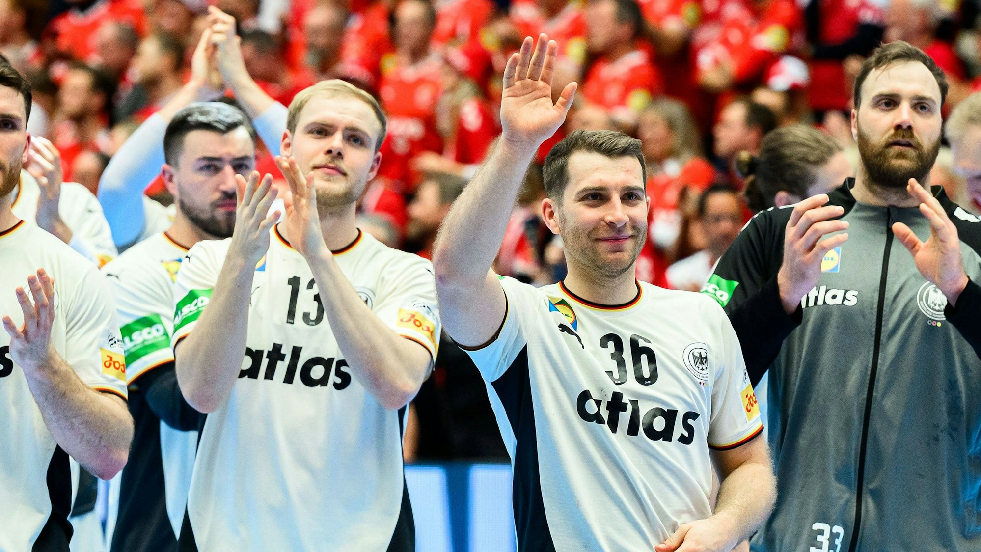 Das deutsche Handball-Team lässt sich feiern in Dänemark.