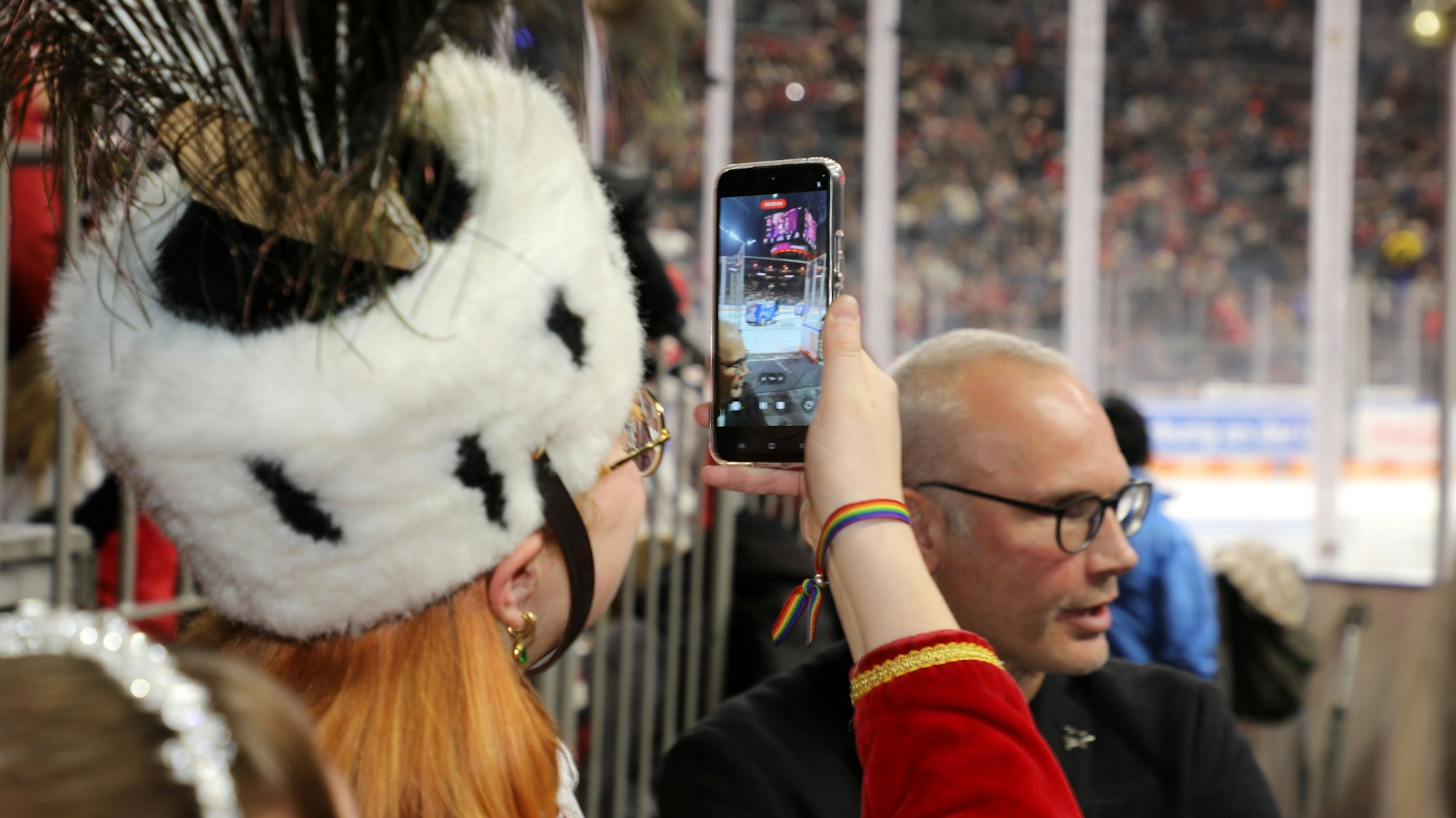 Bäuerin Lena hält die Eindrücke mit dem Handy fest.