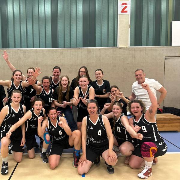 Das Bild zeigt die Basketballerinnen des TuS Zülpich nach dem Aufstieg.