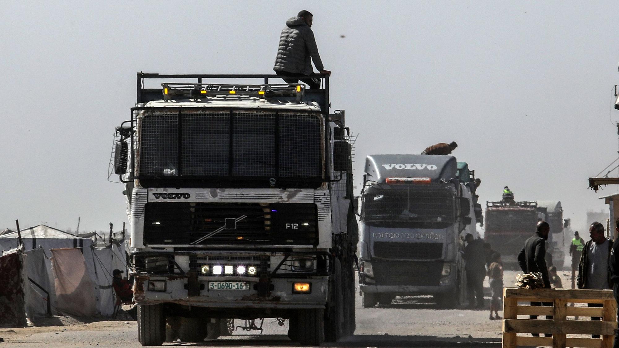 Lastwagen mit humanitärer Hilfe kommen am Sonntag (2. Februar) im südlichen Gazastreifen an, nachdem sie den Grenzübergang Rafah von Ägypten aus passiert haben.