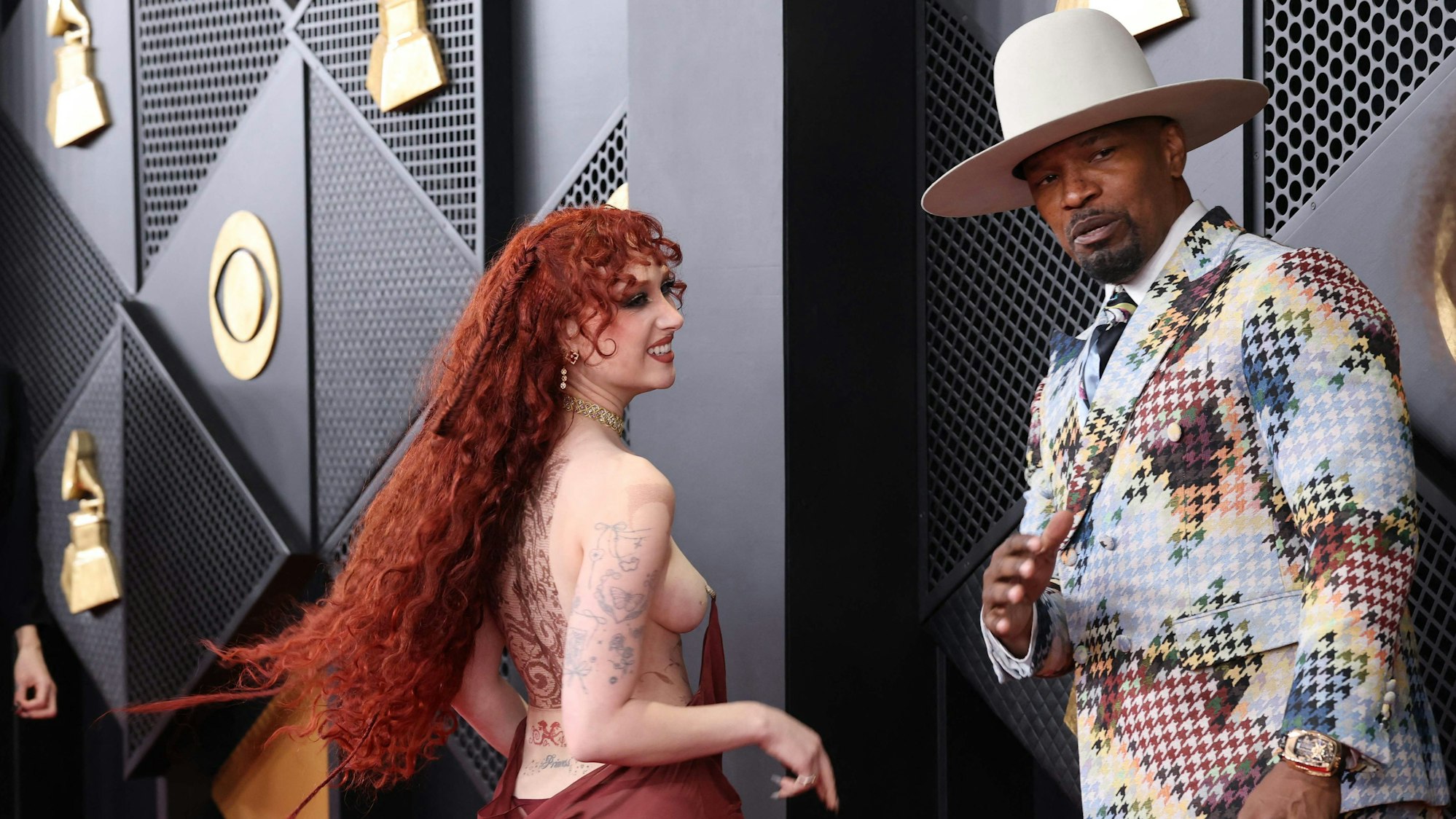 Pop-Superstar Chappell Roan erschien in einem freizügigen Kleid.