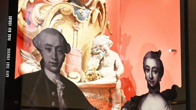 Casanova und Mimi im Kölnischen Stadtmuseum: In der Vitrine befindet sich das Totenschild der Frau des Kölner Bürgermeisters, die sich mit Casanova zum Ehebruch verabredet hatte.