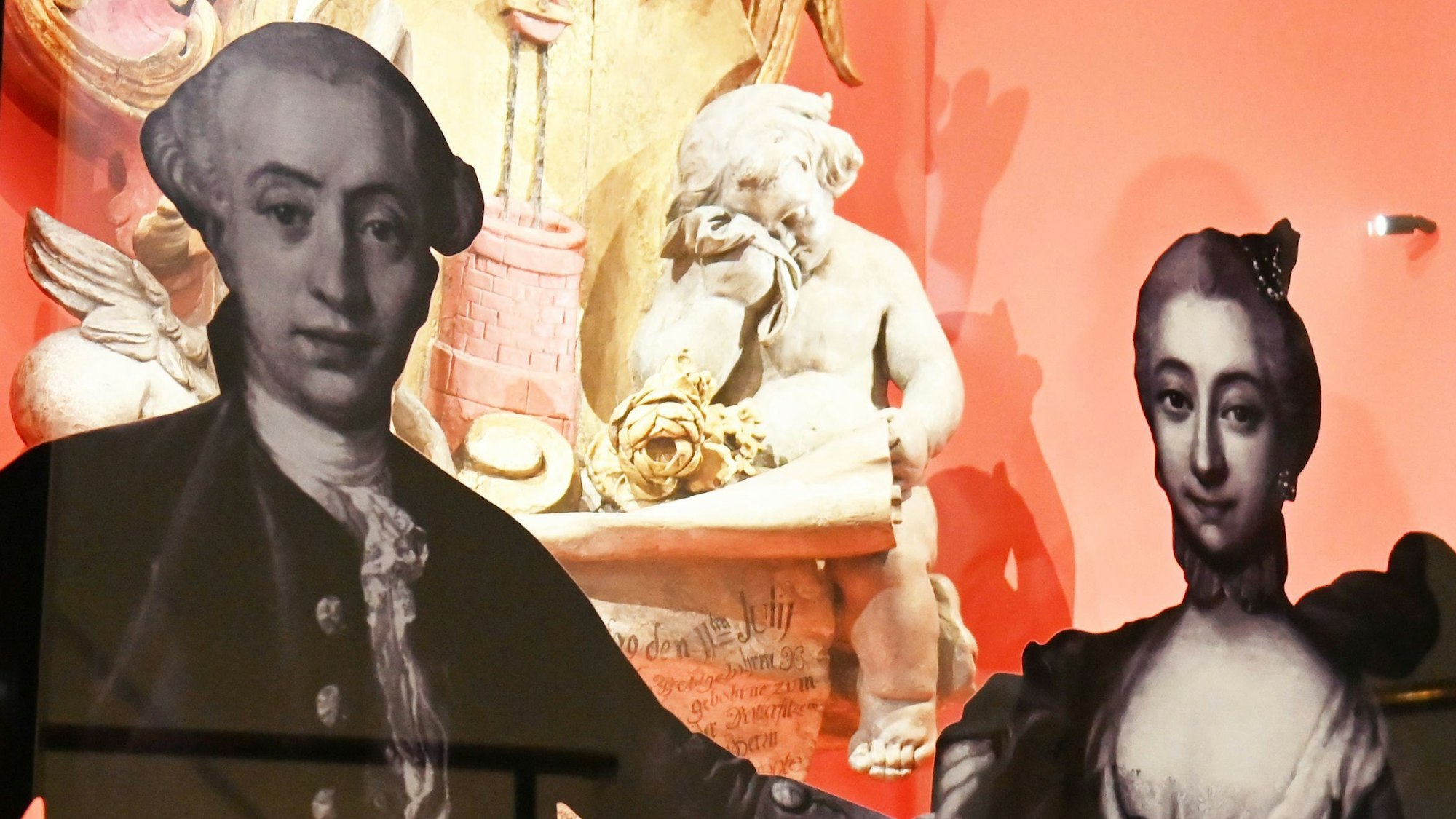 Casanova und Mimi im Kölnischen Stadtmuseum: In der Vitrine befindet sich das Totenschild der Frau des Kölner Bürgermeisters, die sich mit Casanova zum Ehebruch verabredet hatte.