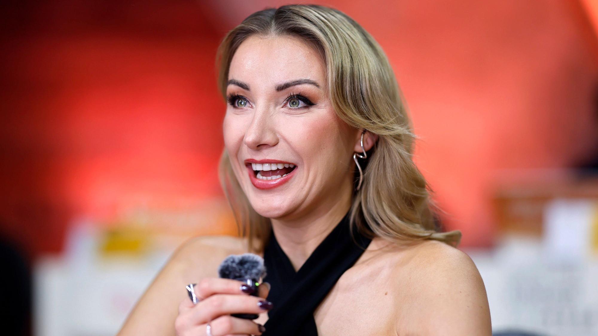Anna-Carina Woitschack mit Mikrofon.