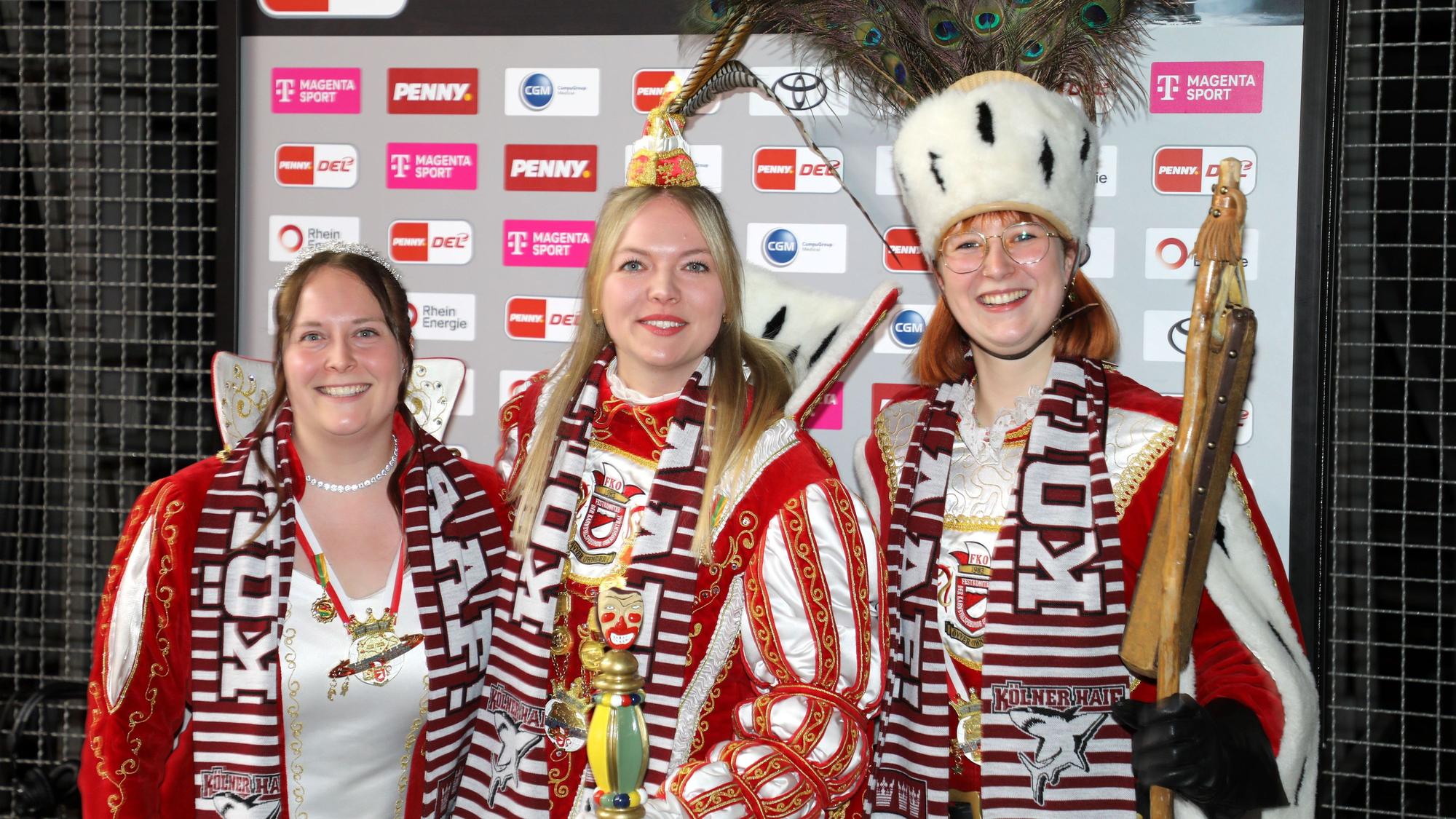 Das Oberodenthaler Dreigestirn steht vor eine Interview-Wand in der Lanxess-Arena.