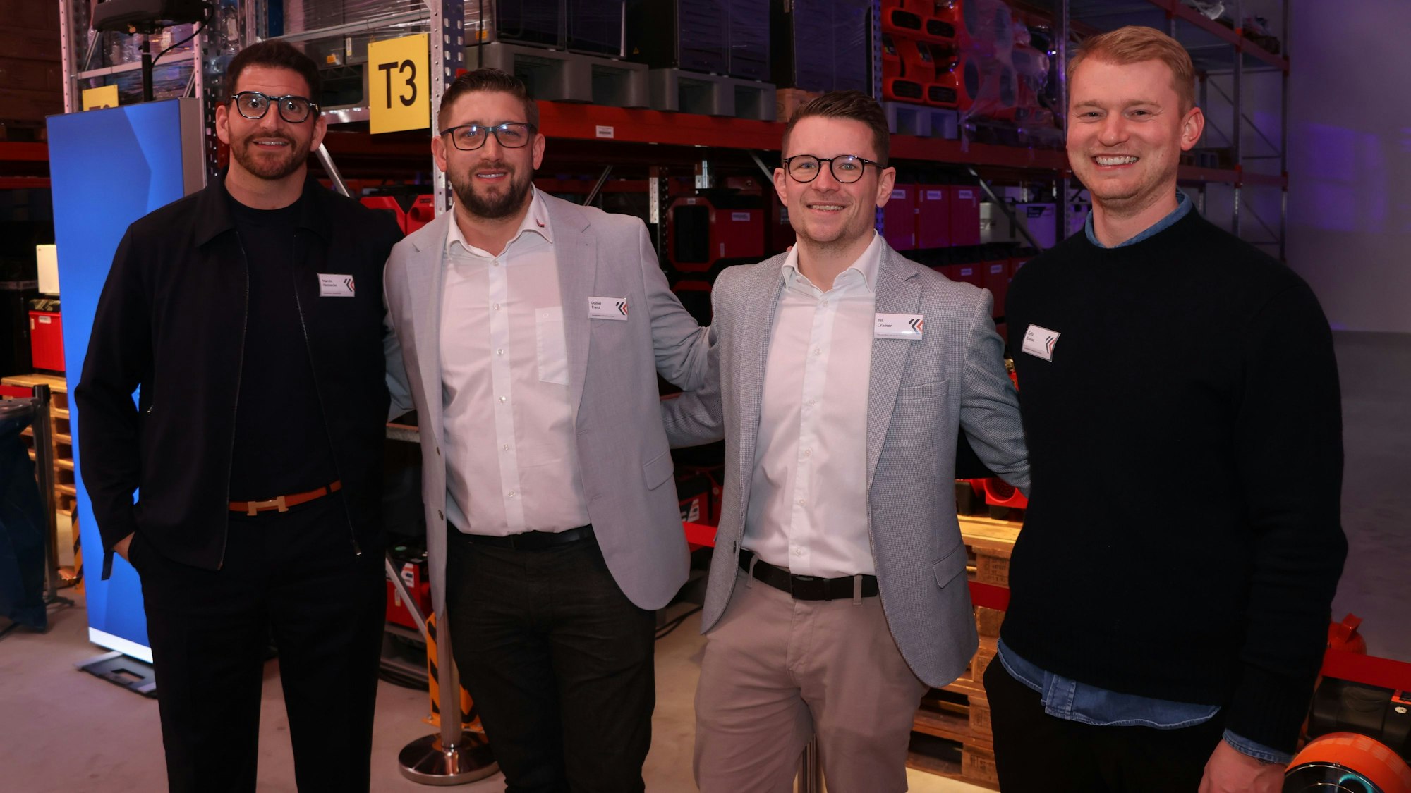Auf dem Bild sind vier Männer, die Geschäftsführer des Unternehmens, in den neuen Firmenräumen zu sehen.