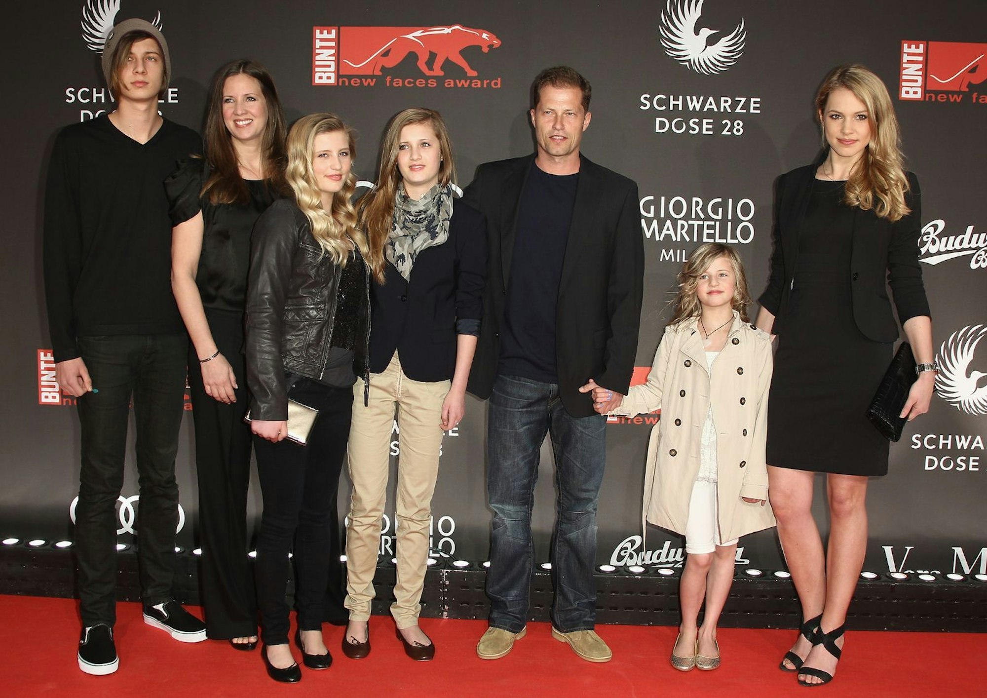Und noch ein Bild mit Seltenheitswert (aus dem Jahr 2011) - die gesamte Familie gemeinsam auf dem roten Teppich: (von links) Valentin Schweiger, Dana Schweiger, Luna Schweiger, Lilli Schweiger, Til Schweiger, Emma Schweiger sowie die damalige Lebensgefährtin von Til Schweiger, Svenja Holtmann. (Bild: 2011 Getty Images/Andreas Rentz)