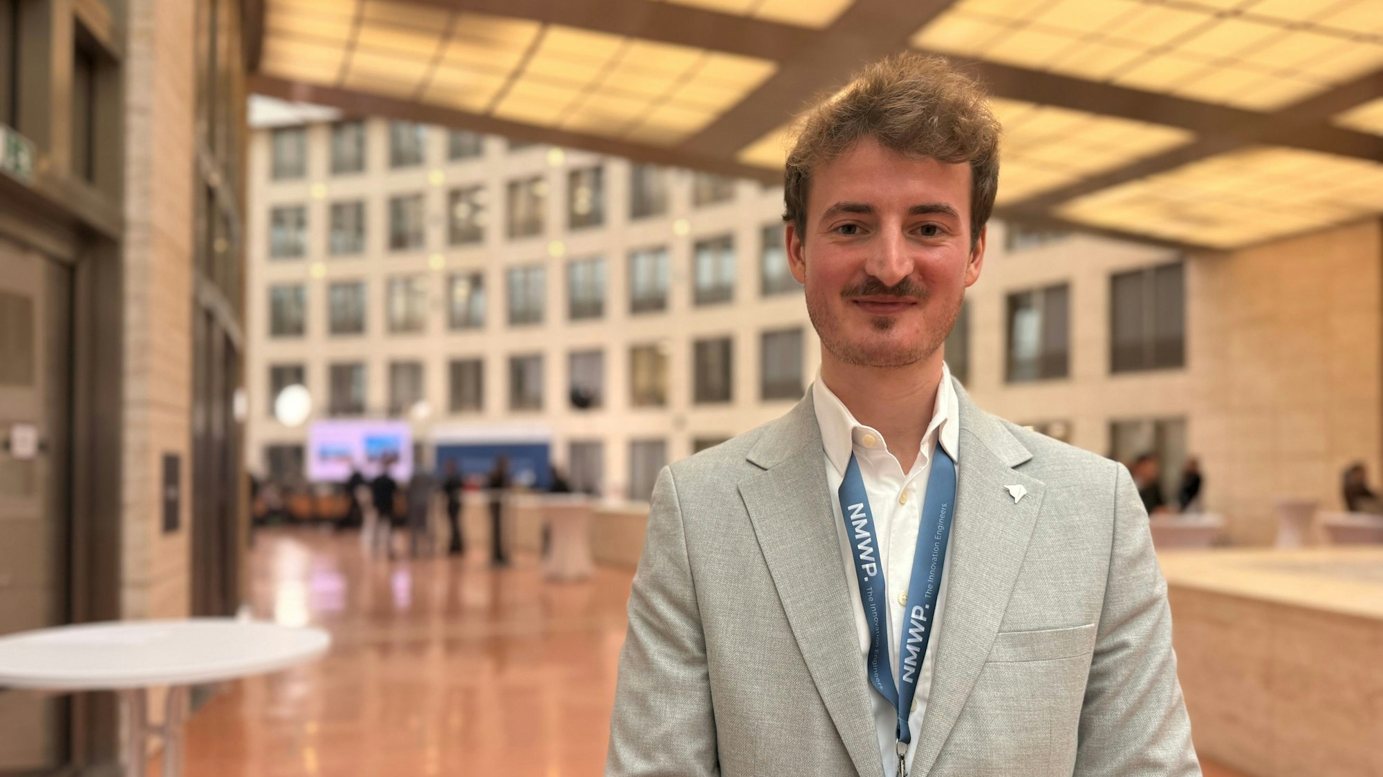 Fabian Binz steht im Innenhof des Landeswirtschaftsministeriums