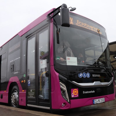 Bus an der Haltestelle.