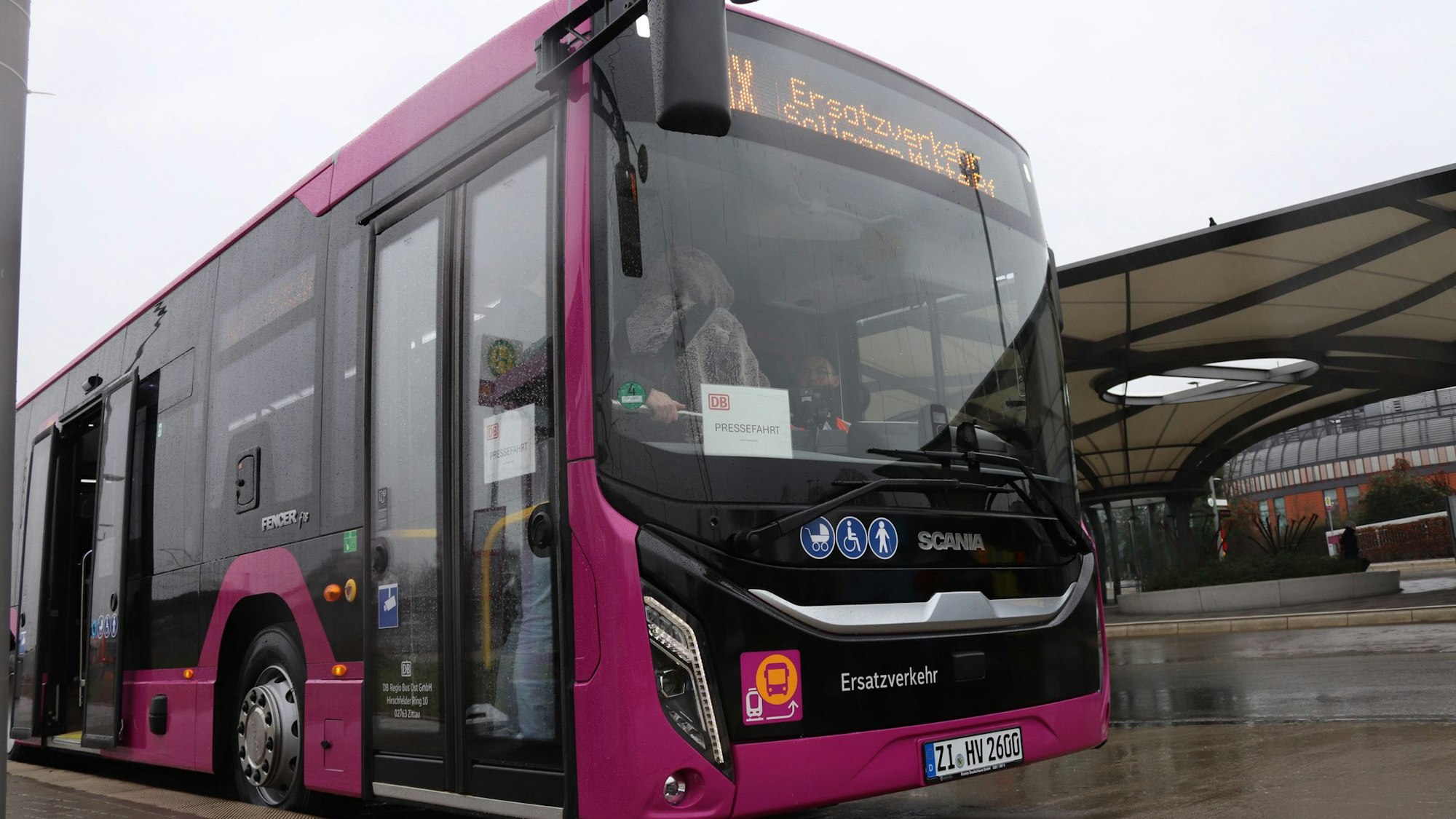 Bus an der Haltestelle.