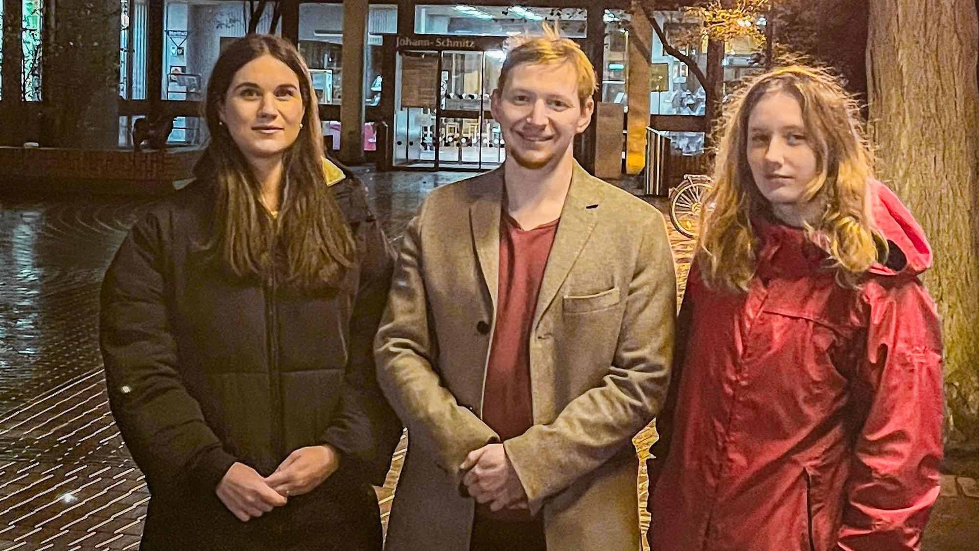 Das Foto zeigt einen jungen Mann und zwei junge Frauen.
