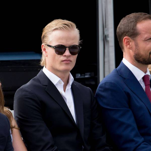 Marius Borg Høiby und der damalige Prinz Haakon in Anzügen.