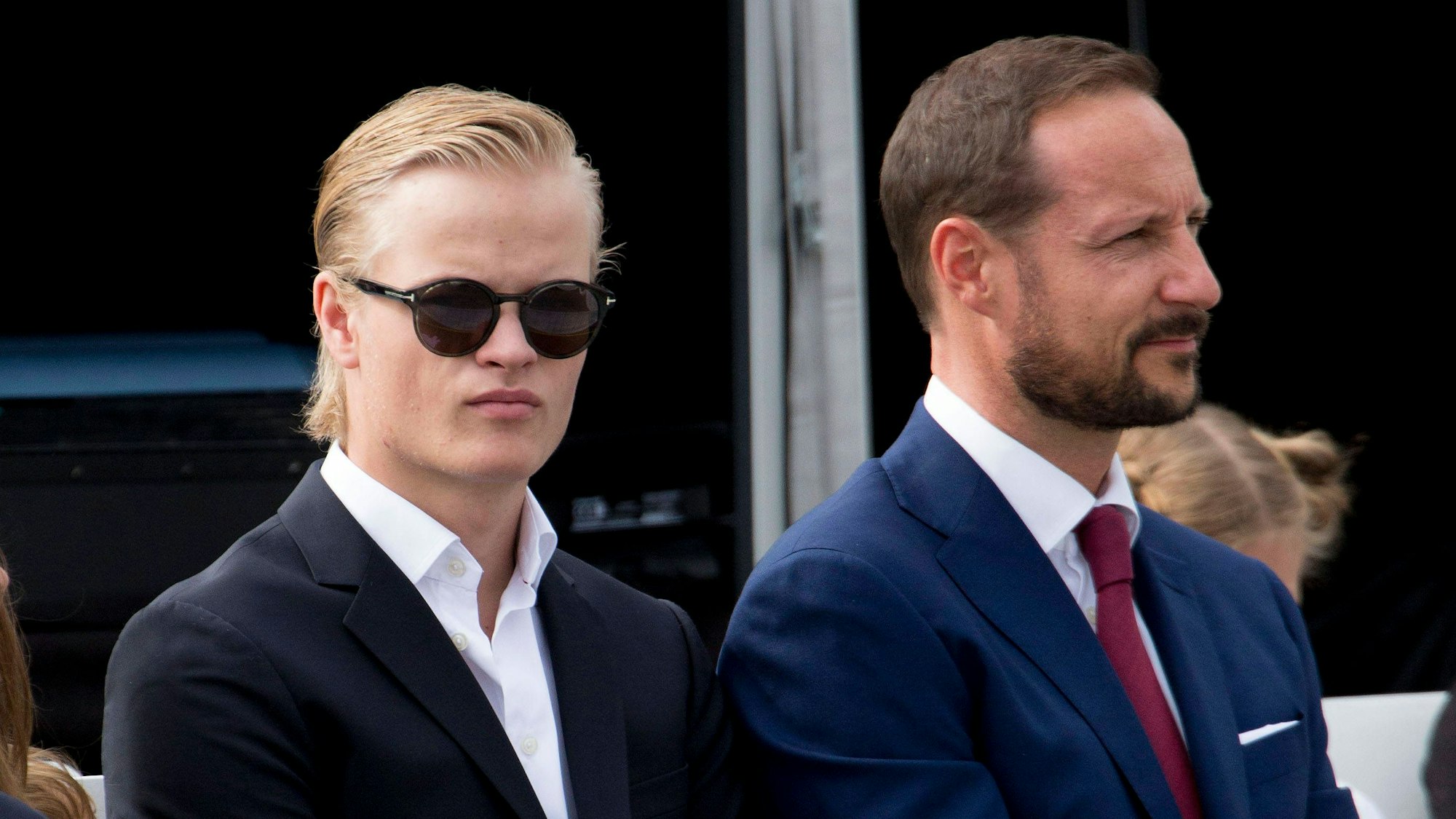 Marius Borg Høiby & Prinz Haakon in Anzügen.