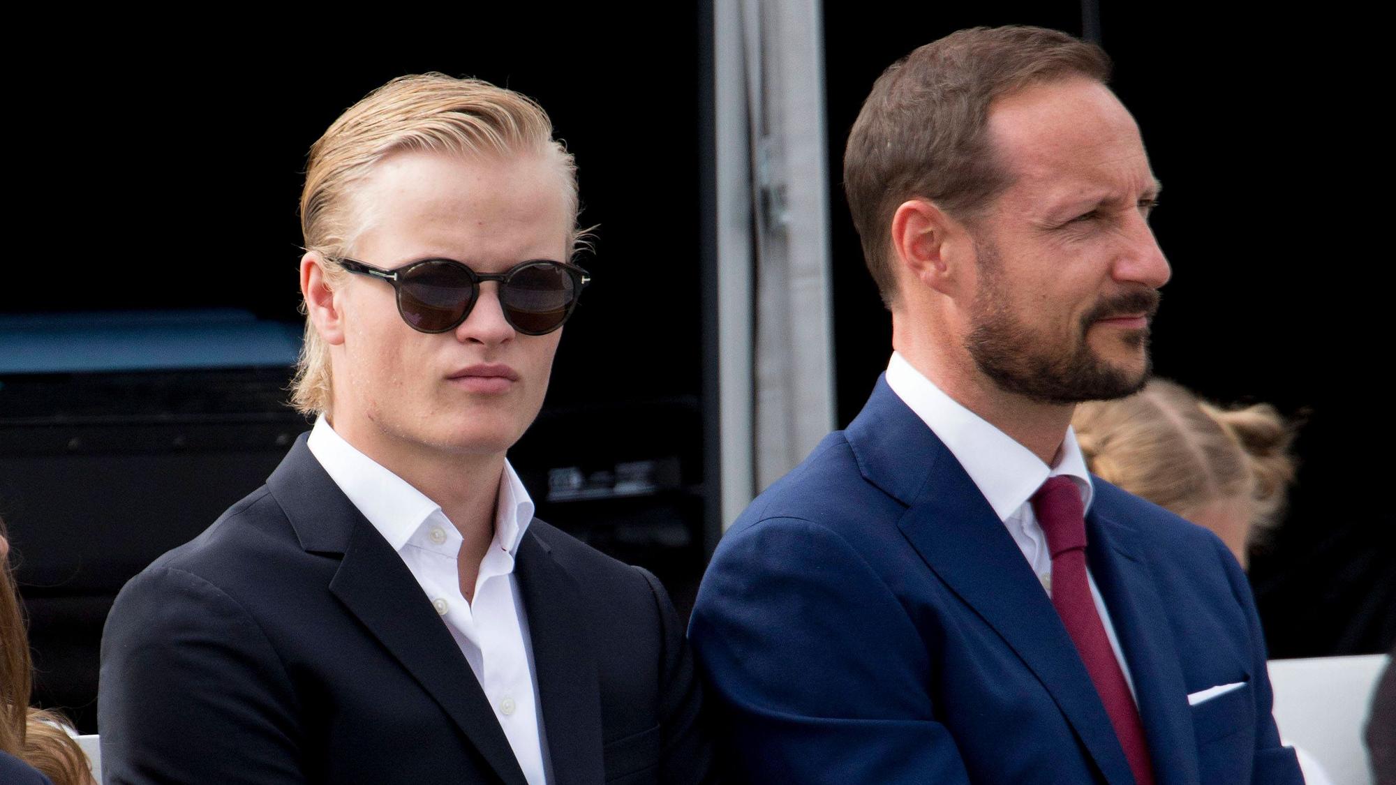 Marius Borg Høiby und Prinz Haakon in Anzügen.