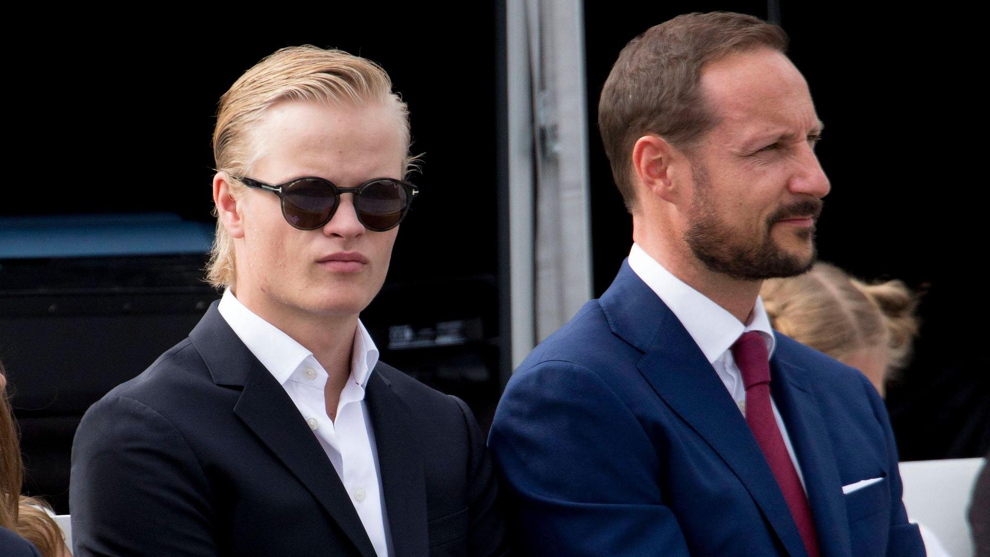 Marius Borg Høiby und der damalige Prinz Haakon in Anzügen.