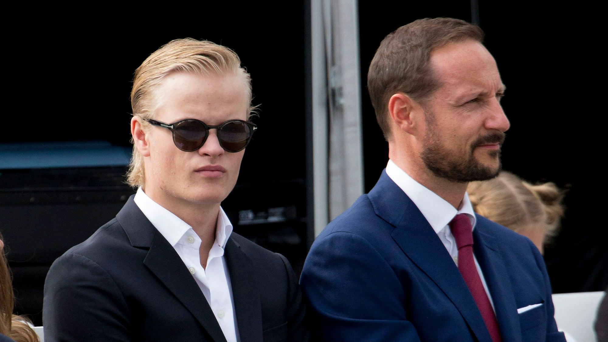 Marius Borg Høiby & Prinz Haakon in Anzügen