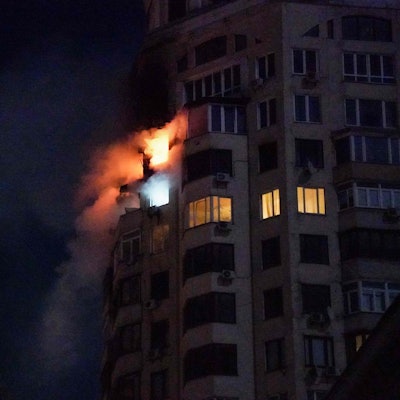 Ein Feuer lodert am Dienstagmorgen (3. Februar) in einem Wohnhaus in der ukrainischen Hauptstadt Kyjiw nach erneuten russischen Luftangriffen.