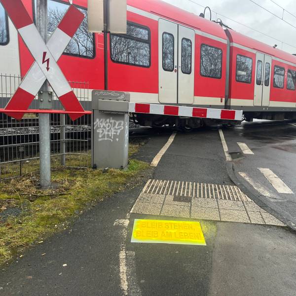 Die Kreispolizei startete die Aufklärungskampagne "Bleib stehen, bleib am Leben" am Bahnübergang Bröltalstraße in Hennef.