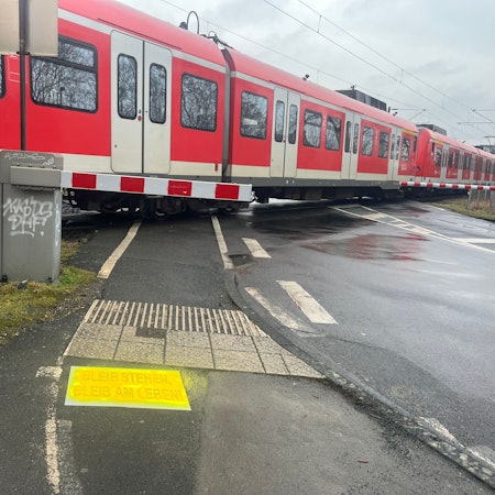 Die Kreispolizei startete die Aufklärungskampagne "Bleib stehen, bleib am Leben" am Bahnübergang Bröltalstraße in Hennef.
