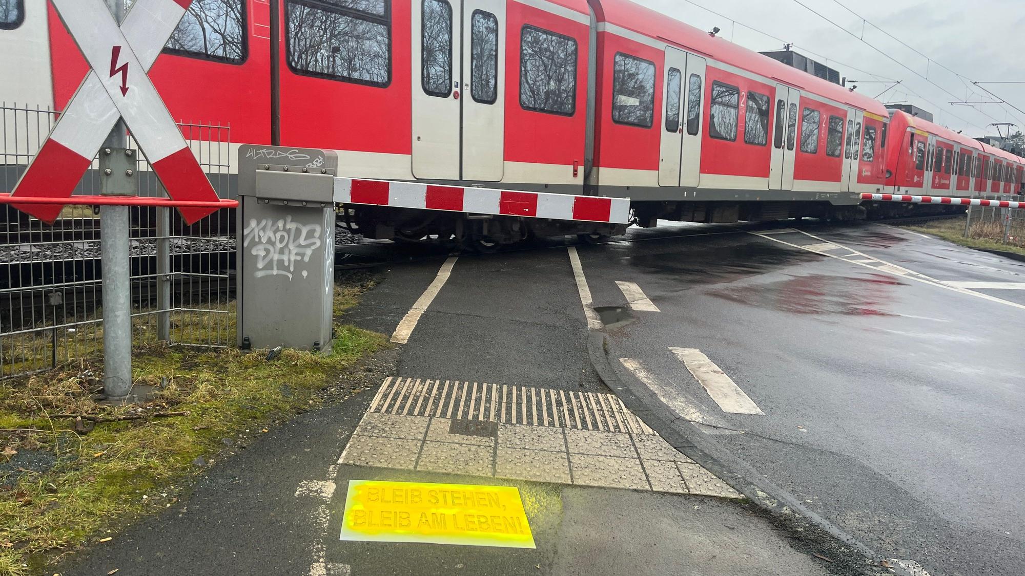 Die Kreispolizei startete die Aufklärungskampagne "Bleib stehen, bleib am Leben" am Bahnübergang Bröltalstraße in Hennef.