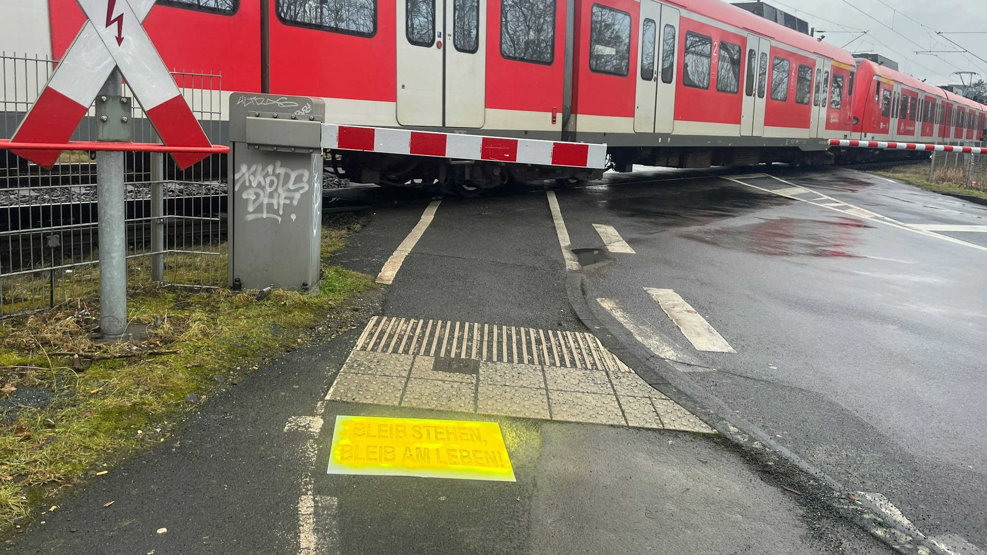 Die Kreispolizei startete die Aufklärungskampagne "Bleib stehen, bleib am Leben" am Bahnübergang Bröltalstraße in Hennef.