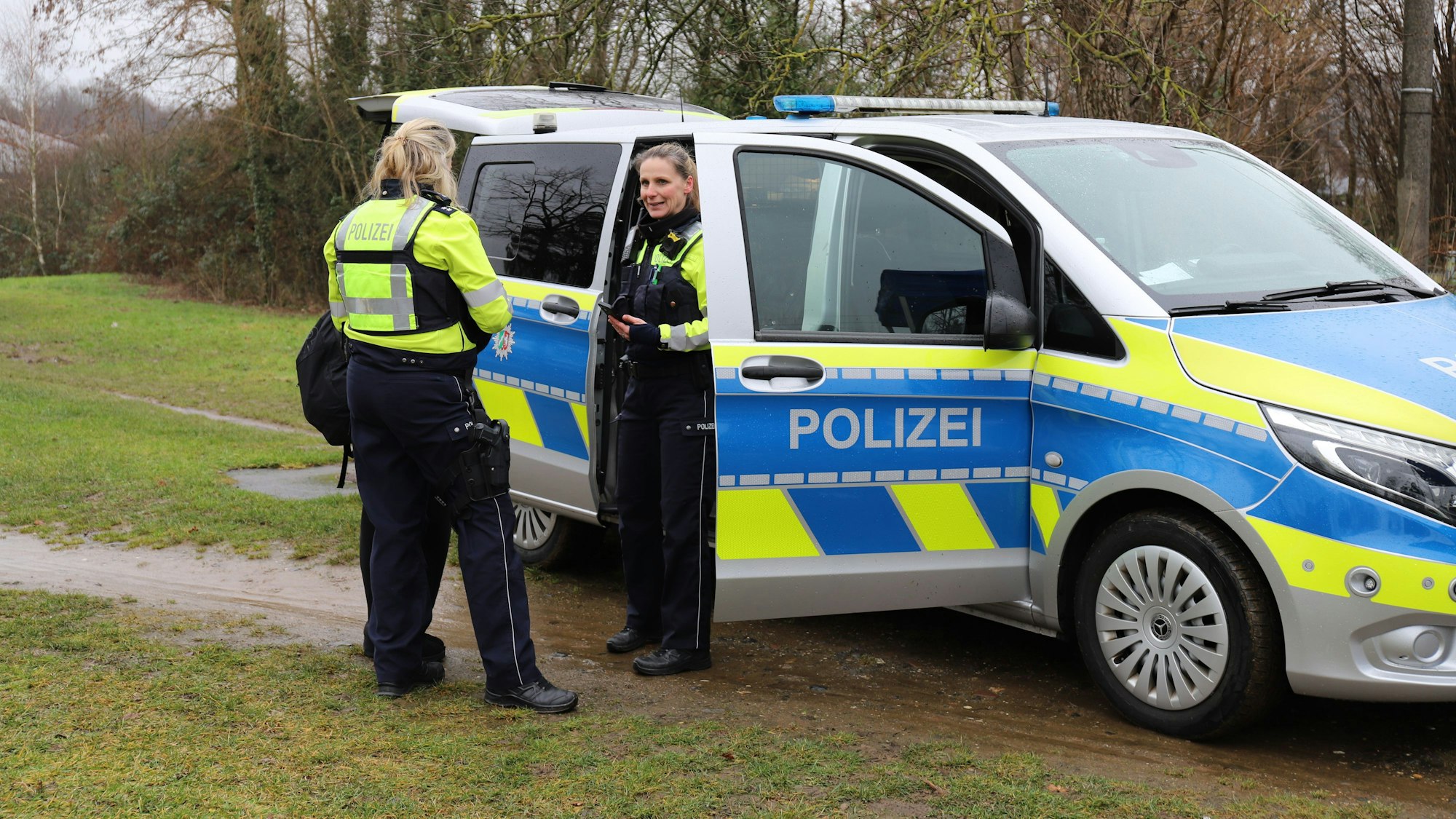 Polizistinnen nehmen die Personalien der 15-Jährigen auf, die während der Auftaktveranstaltung über die Gleise lief.