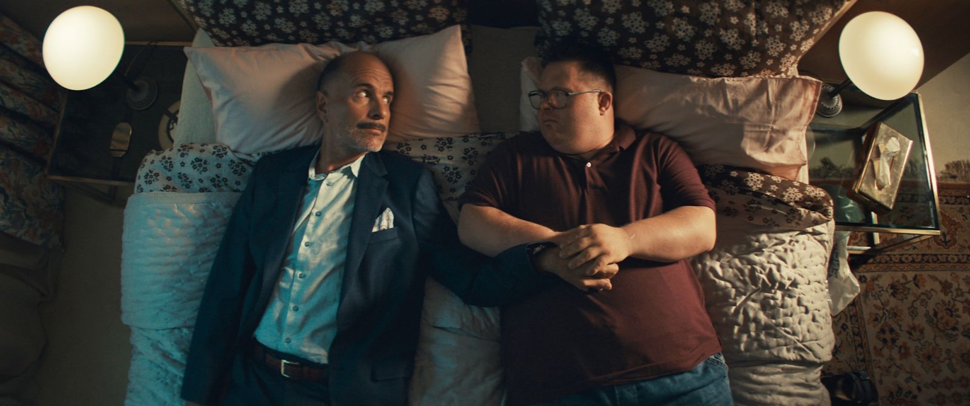 Eigentlich will Thomas (Christoph Maria Herbst, links) seinen Halbbruder aus dem Haus ekeln, um es verkaufen zu können. Doch dann schleicht sich Roland (Nicolas Randel) zunehmend in sein Herz. (Bild: Leonine)