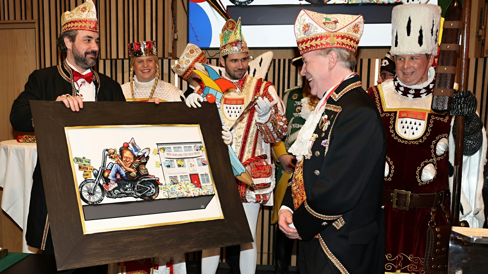 Marc Michelske zeigt Christoph Kuckelkorn einen Wagen-Entwurf.