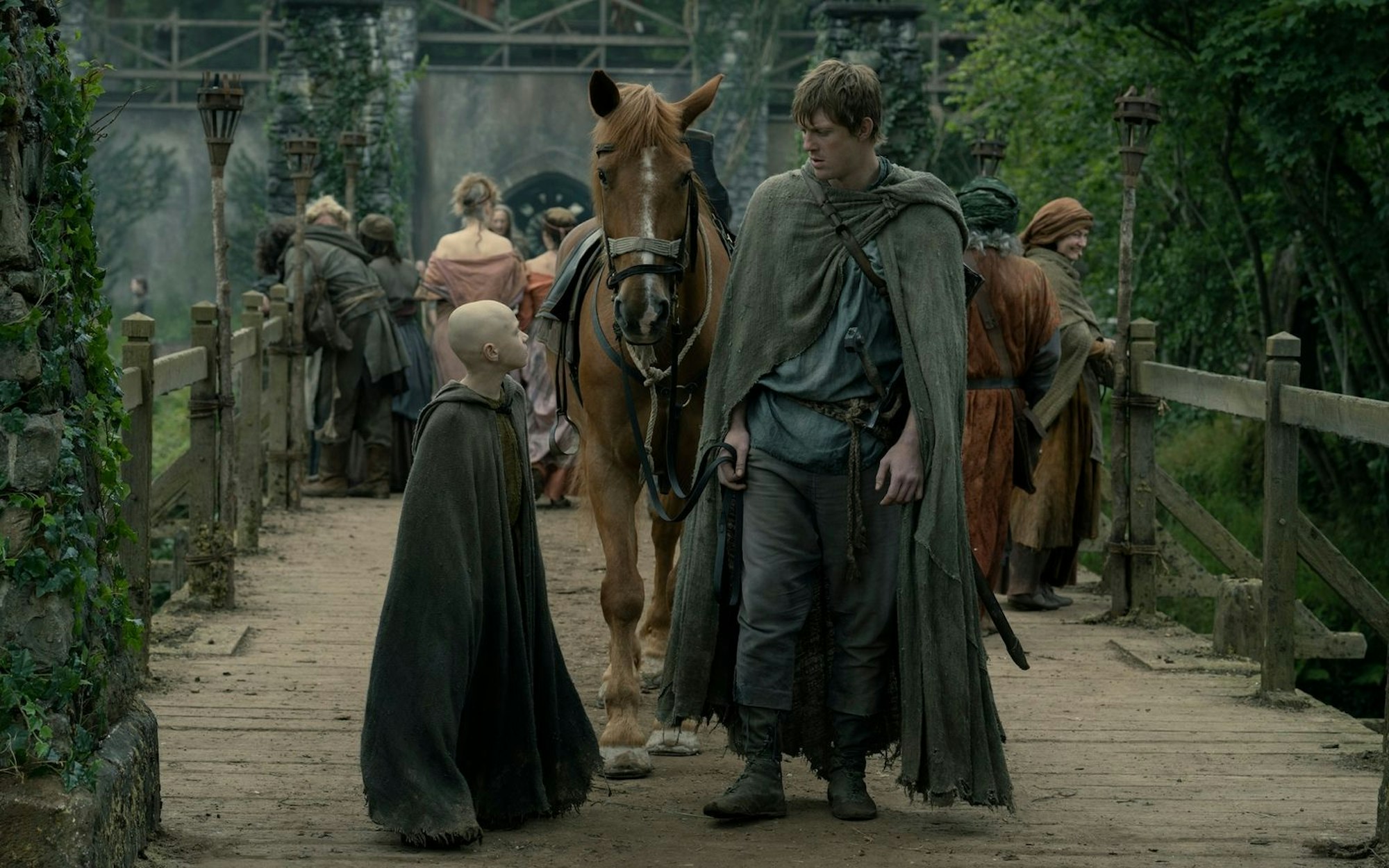 Der unbekümmerte Knappe Egg (Dexter Sol Ansell) will Ser Duncan the Tall (Peter Claffey) partout nicht von der Seite weichen. (Bild: HBO MAX/WARNER BROS./DISCOVERY/Steffan Hill)