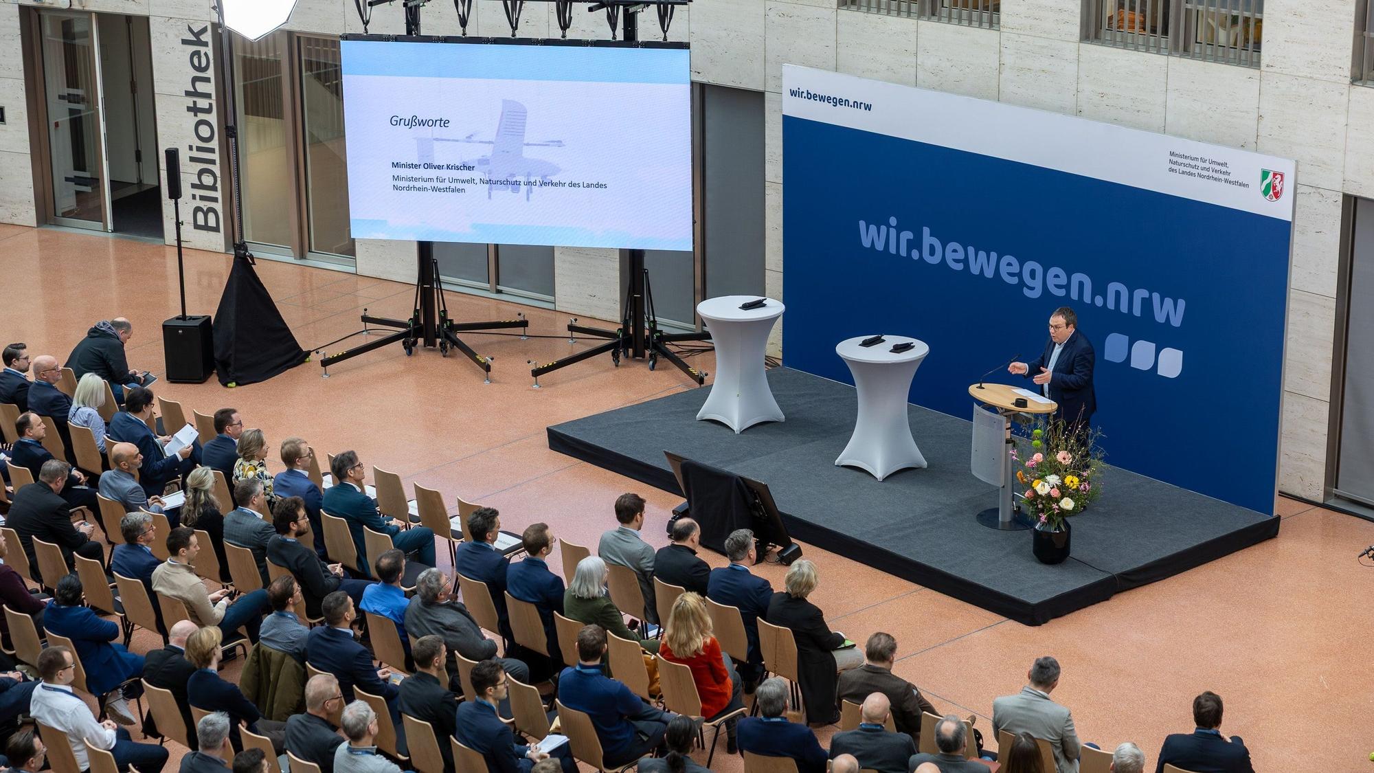 Etwa 150 Expertinnen und Experten folgten der Einladungen der Ministerien für Wirtschaft und Verkehr – hier sprach Minister Oliver Krischer (Grüne).