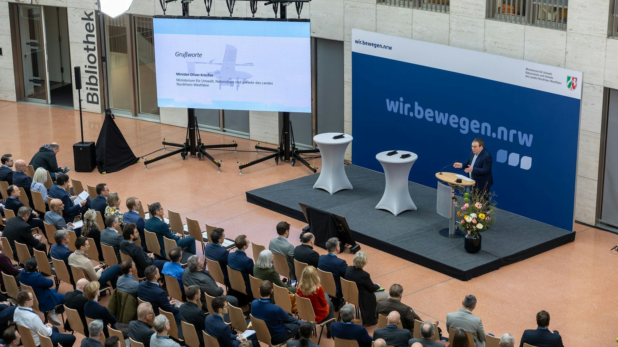 Etwa 150 Expertinnen und Experten folgten der Einladungen der Ministerien für Wirtschaft und Verkehr – hier sprach Minister Oliver Krischer (Grüne).