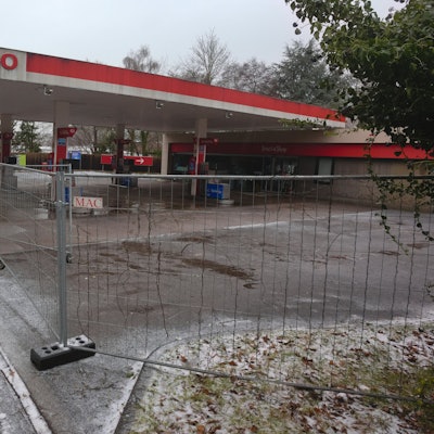 Die Esso-Tankstelle in Waldbröl steht auf der Kippe. Die Betreibergruppe, die Hamburger Echo-Tankstellen GmbH, will sich wohl aus der Markstadt zurückziehen. Inzwischen ist die Anlage an der Kaiserstraße dichtgemacht und mit Zäunen gesichert.